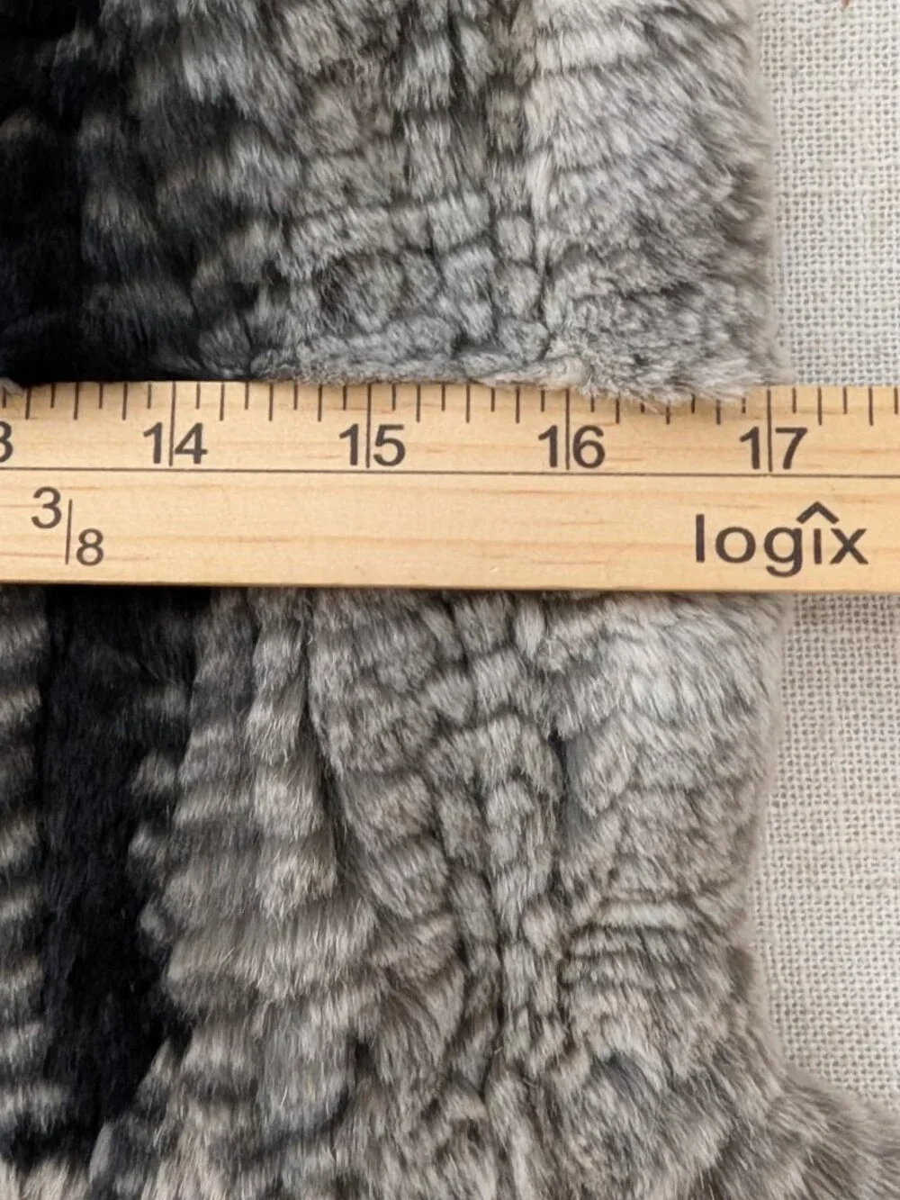 II Fait Froid Soft Black & Gray Matching Scarf with Fringe and hat